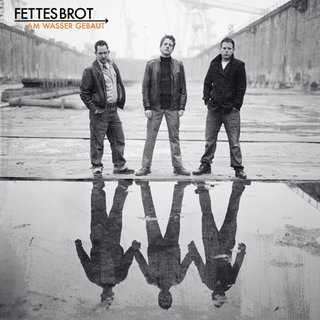 Die dreiköpfige Hamburger Band "Fettes Brot" zählt zu den legendärsten deutschen Hip-Hop-Gruppen überhaupt. Jetzt feiert ihr Album "Am Wasser gebaut" Jubiläum.