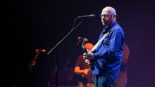 Mark Knopfler von den Dire Straits bei einem Livekonzert. 1985 haben die Dire Straits das legendäre Rockalbum "Brothers In Arms" veröffentlicht.