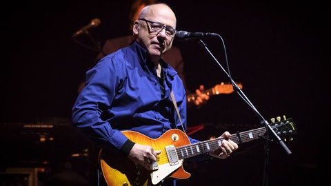 Für das Musikmagazin Rolling Stone zählt Mark Knopfler, der Sänger und Gitarrist der Dire Straits zu den Top 50 der besten Gitarristen der Welt.