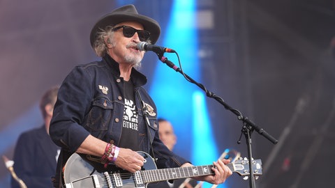 Für die Folge zum Meilensteine Album "Born To Run" von Bruce Springsteen ist BAP-Sänger Wolfgang Niedecken extra zu uns ins Studio gekommen. Hier sehen wir den Musiker mit seiner Band bei einem Auftritt auf dem weltbekannten Metal-Festival "Wacken Open Air" 2025.