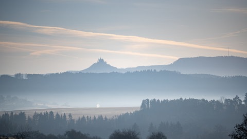 Wandern in BW: Von Haigerloch aus gibt es tolle Aussichten auf die "blaue Mauer", also den Albtrauf, und die Burg Hohenzollern.