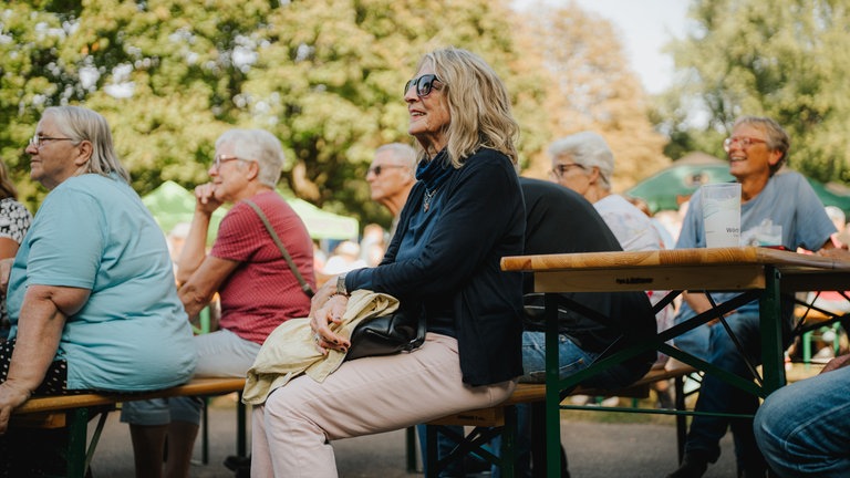 Besucher des SWR4 Festivals genießen den Bürgerpark in Wörth