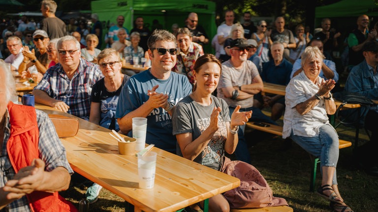 Besucher des SWR4 Festivals genießen den Bürgerpark in Wörth