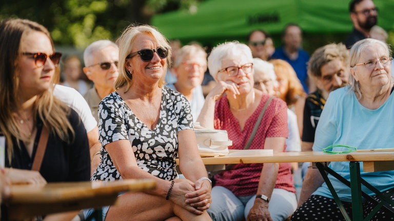 Besucher des SWR4 Festivals genießen den Bürgerpark in Wörth