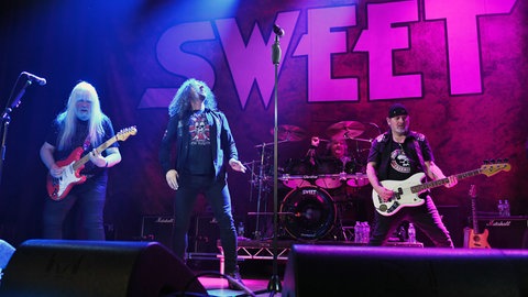 Die Band The Sweet spielen auf der Bühne