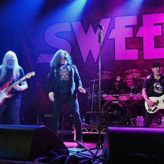 Die Band The Sweet spielen auf der Bühne