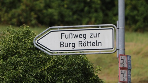 Wandern in BW: Ein Schild weist im Ortsteil Tumringen den Weg zur Burg Rötteln. 