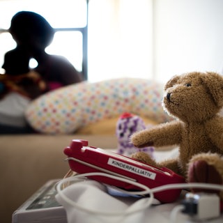 Eine Teddybär und ein Pulsoximeter sind am 22.06.2016 in einem Patientenzimmer im Kinderpalliativzentrum