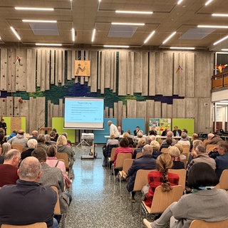 Saal mit Bürgern 