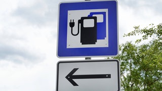 Hinweisschild für eine Tankstelle