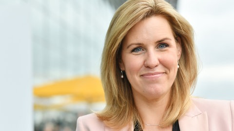 Autorin Nicole Staudinger schaut in die Kamera.
