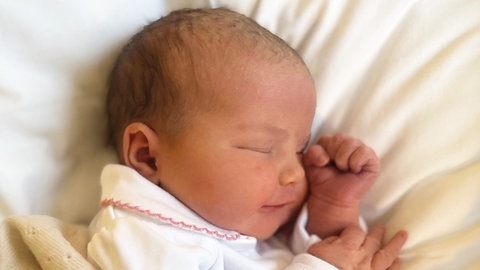 Das Baby von Prinz Carl Philip und Prinzessin Sofia schläft eingehüllt in eine Decke. Die kleine Prinzessin Ines wurde am 7.2.2025 geboren.