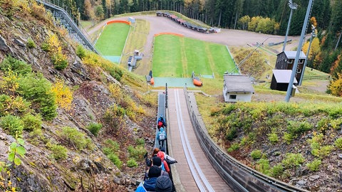 Blick von oben auf die Sprungschanze des Adler-Skistadions in Hinterzarten.