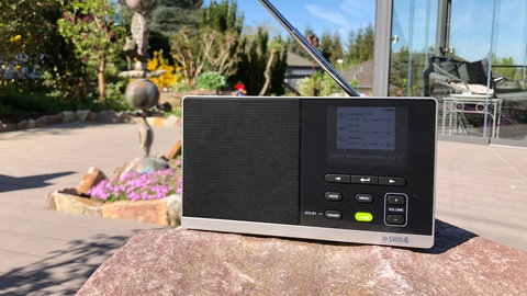 Digitalradio steht auf einer Terrasse bei Sonnenschein