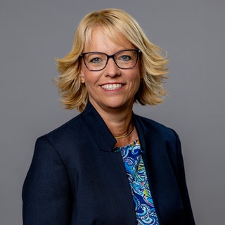 Porträtfoto von SWR4 Psychologin Felicitas Heyne in dunkelblauem Blazer