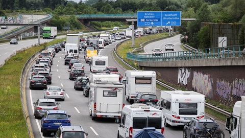 Stau auf einer dreispurigen Autobahn.
