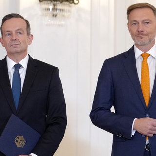 Volker Wissing, Bundesminister für Digitales und Verkehr sowie neuer Bundesminister der Justiz, steht neben Christian Lindner (FDP), ehemaliger Bundesminister der Finanzen, im Schloss Bellevue.