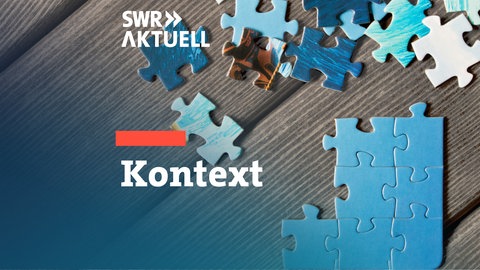 Puzzle-Stücke liegen auf einem Tisch - einige schon zusammengesetzt, andere noch lose.