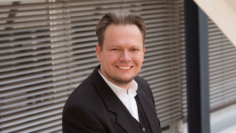 Arne Wiechern steht im Gang eines SWR-Gebäudes.