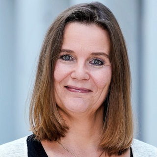 Constance Schirra steht im Gang eines SWR-Gebäudes