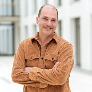 Peter Knetsch steht im Gang eines SWR-Gebäudes.