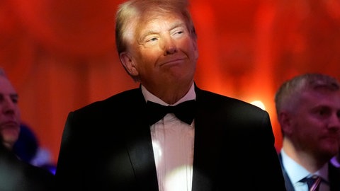 Der designierte US-Präsident Donald Trump hört während einer Gala des America First Policy Institute in seinem Anwesen Mar-a-Lago zu.