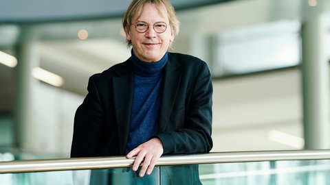 Portraitfoto von Hans-Georg Kräusslich, Dekan der Medizinischen Fakultät und Vorstandsmitglied des Universitätsklinikums Heidelberg