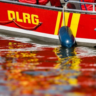 Ein Motorboot der DLRG bei einer Katastrophenschutzübung. (Symbolbild)