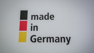 Ein Logo in Schwarz, Rot und Gold für "made in Germany" ist im deutschen Pavillon auf der Messe Thessaloniki International Fair zu sehen.