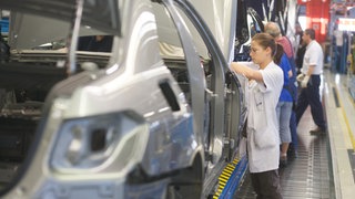 Autobau auf dem Fließband.