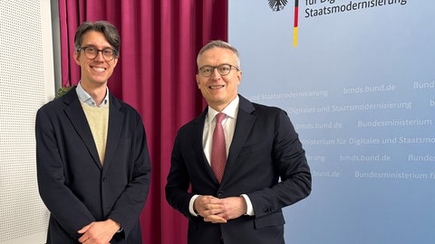 Dr. Karsten Wildberger, Bundesminister für Digitales und Staatsmodernisierung (rechts) und Jan Frédéric Willems, ARD-Hauptstadtkorrespondent
