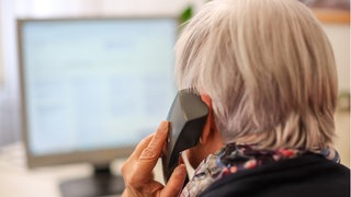 Eine Mitarbeiterin der Telefonseelsorge an ihrem Arbeitsplatz (Symbolbild): Viele Anrufe drehen sich um Suizidgedanken.