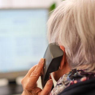 Eine Mitarbeiterin der Telefonseelsorge an ihrem Arbeitsplatz (Symbolbild): Viele Anrufe drehen sich um Suizidgedanken.