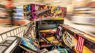 Ein Einkaufswagen mit Feuerwerk wird durch einen Supermarkt geschoben. Am heutigen Montag (29.12.) beginnt der Verkauf von Silvesterfeuerwerk. Bis zum Silvestertag werden Böller, Raketen und Feuerwerksbatterien angeboten.