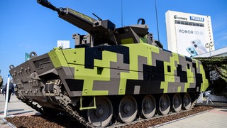 Der Kettenschützenpanzer LYNX KF41 ist auf einer Militär-Messe zu sehen.