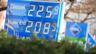Der Literpreis für Diesel in Höhe von 225,9 Cent wird an einer Tankstelle angezeigt. Der Preis für Super E10 beträgt in diesem Moment 208,9 Cent.