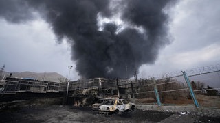 Eine dicke Rauchwolke steigt aus einem Öllager auf, das am späten Samstag in Teheran von einem US-israelischen Angriff getroffen wurde.