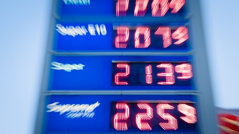 Die Spritpreise liegen bei einer Tankstelle über 2 Euro je Liter. Die Bundesregierung bringt heute ihr Spritpreis-Paket in den Bundestag ein.