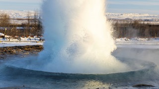 Strokkur auf Island: Gysir beim Ausbruch