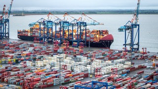 Containerschiffe liegen im Hafen (Aufnahme mit einer Drohne).
