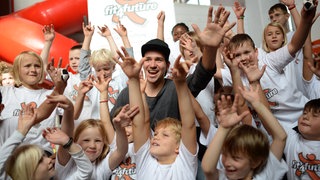 Der deutsche Ex-Skirennläufer Felix Neureuther posiert bei einer PK für eine Aktion mit Kindern (Archiv)