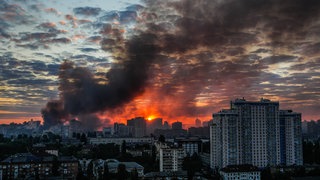 Nach einem massiven russischen Luftangriff steigt bei Sonnenaufgang Rauch über Kiew auf
