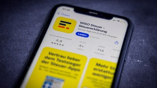 Die WISO-Steuer-App (auf einem Smartphone) ist im aktuellen Test von Finanztip weiter auf Platz 1.