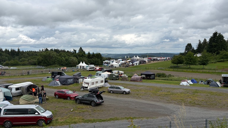 So langsam füllt sich der Campingplatz auf dem Nürburgring.