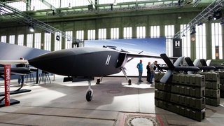 Am Ausstellungsstand des Unternehmens Helsing steht der autonome Kampfjet CA-1 Europe in einer Industrie-Halle - das fernsteuerbare Flugzeug hat kein klassisches Cockpit.