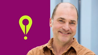 Peter Knetsch neben einem stilisierten Ausrufezeichen, das sich auch als Schreibfeder oder Lokalisierungspin deuten lässt.