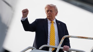 US-Präsident Donald Trump besteigt die Air Force One auf dem Palm Beach International Airport, auf dem Weg nach Miami.