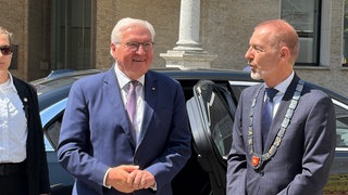 Bundespräsident Frank-Walter Steinmeier wird in Lörrach von Oberbürgermeister Jörg Lutz (parteilos) zu seiner dreitägigen "Ortszeit" empfangen.