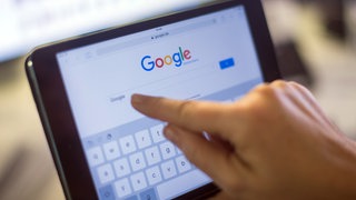 Der Google-Schriftzug und die Google-Suche auf einem iPad Mini 2