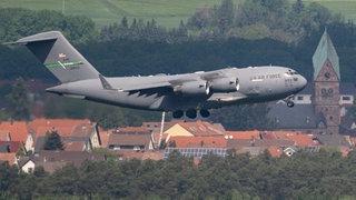 Eine Transportmaschine der US-Airforce im Landeanflug auf die US-Airbase Ramstein.